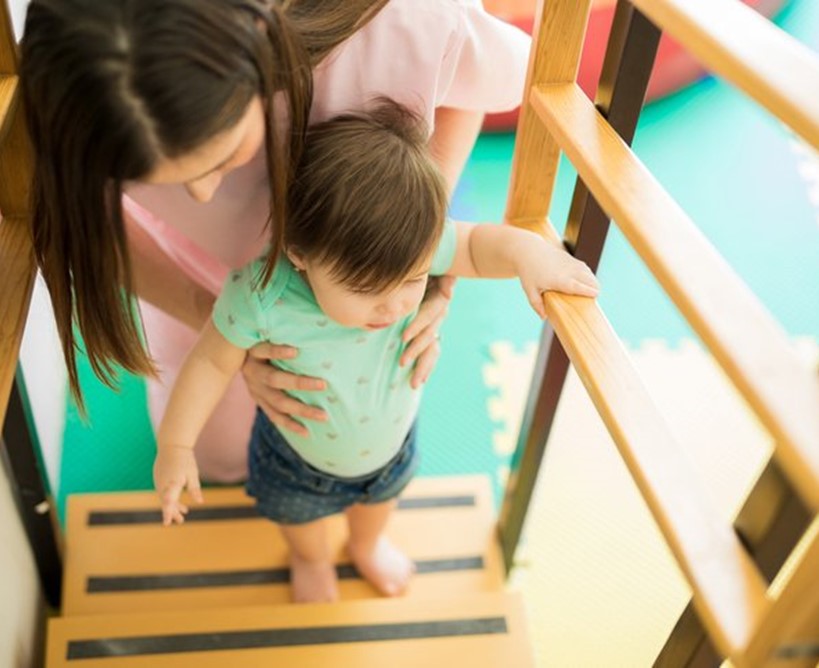Impulsa a tu bebé a subir y bajar escaleras