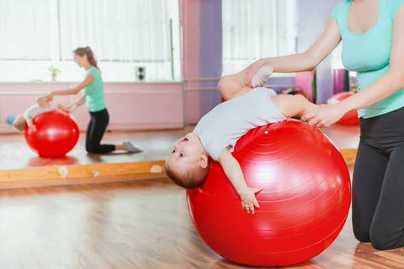 Ejercicios con pelota para favorecer el gateo - Abrazando su desarrollo