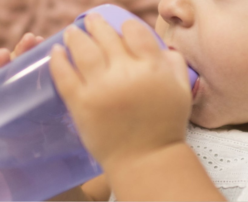 Vaso entrenador para bebé: ¿A qué edad puede usarlo?