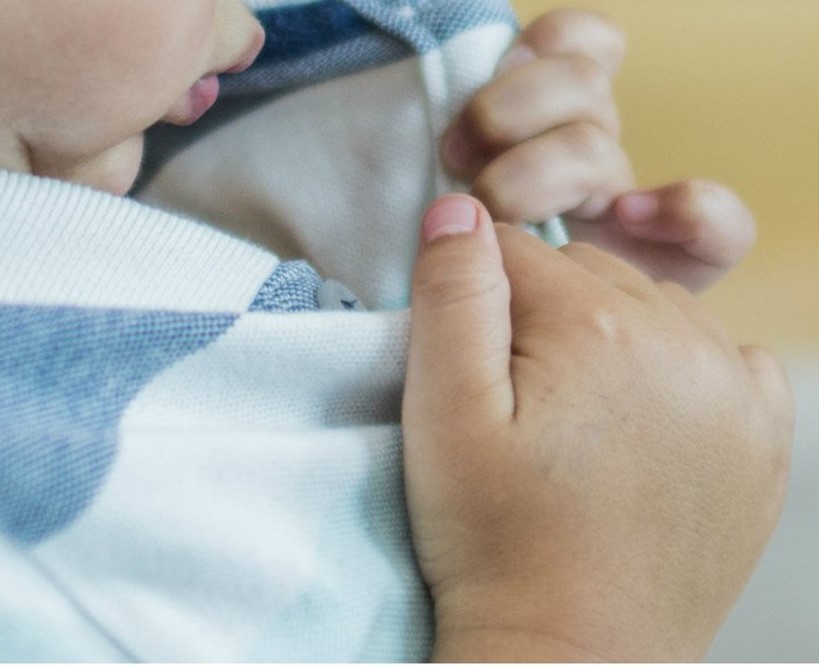 Esto sucede cuando niños y niñas aprenden a vestirse solos