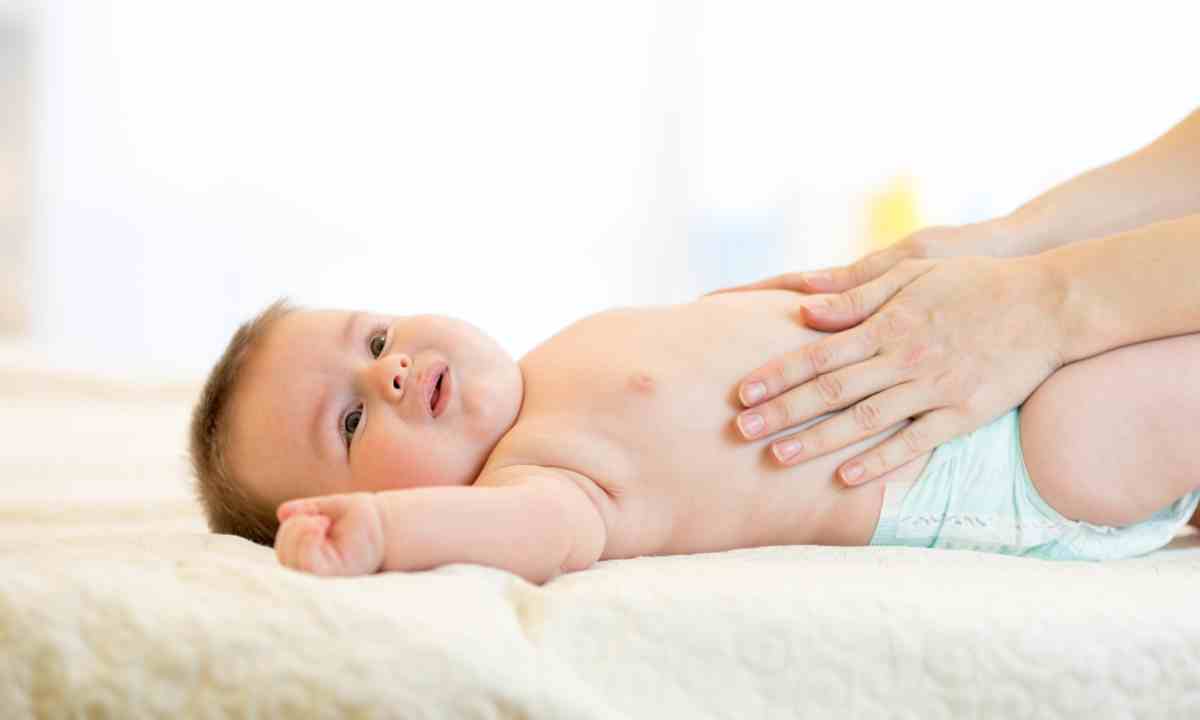 Niño sobre colchoneta de masaje para pies de bebé. ejercicios para