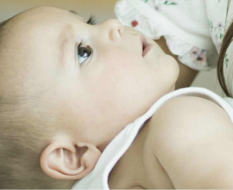 ¿Por qué mecer a tu bebé le ayuda a dormir?