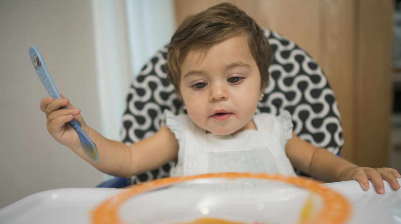 Cómo enseñarle al bebé a usar los cubiertos: no forzar y la