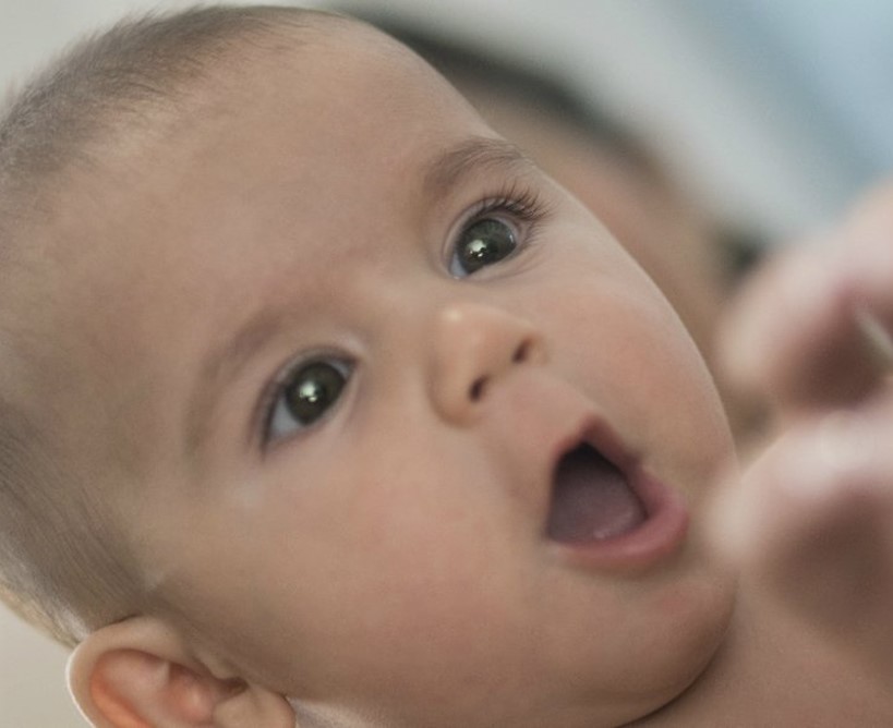 Esta es la razón por la que tu bebé ama verse en los espejos - Abrazando su  desarrollo