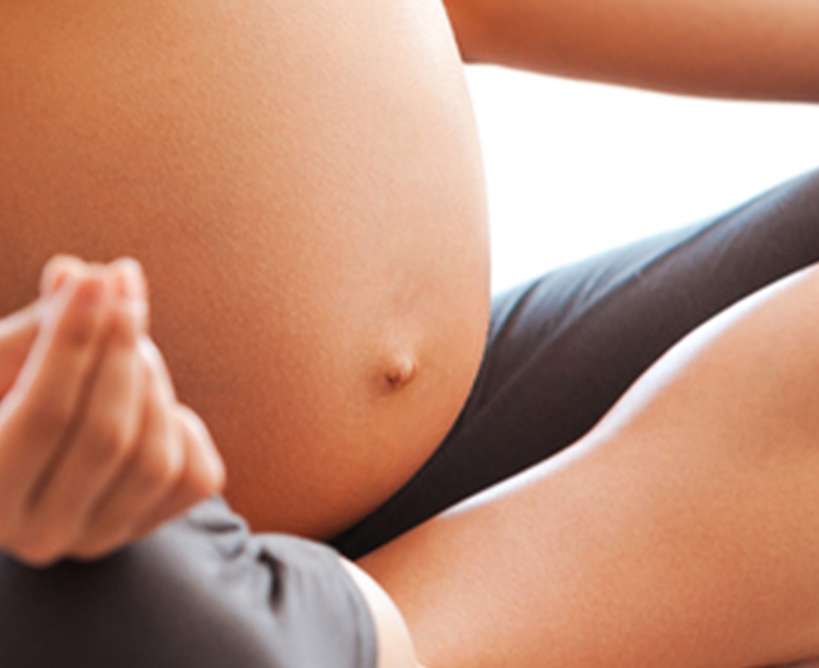 Conoce los beneficios del yoga prenatal