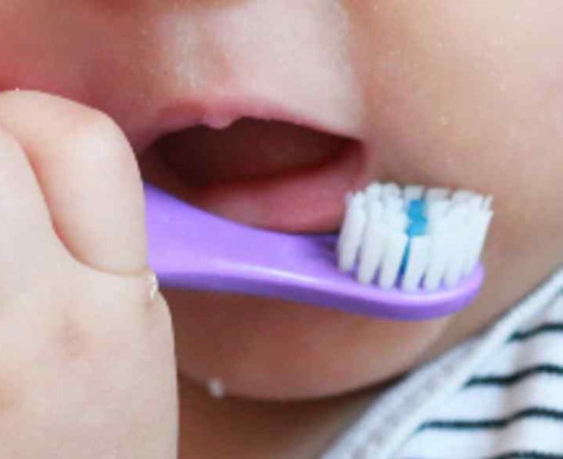 A qué edad enseñarle a tu bebé a lavarse los dientes
