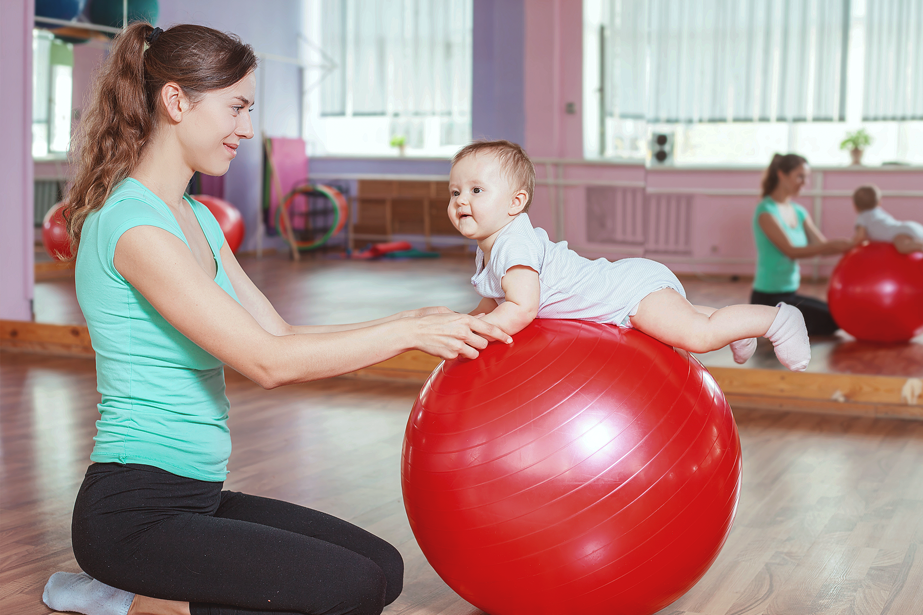 Ejercicios con pelota para favorecer el gateo - Abrazando su desarrollo