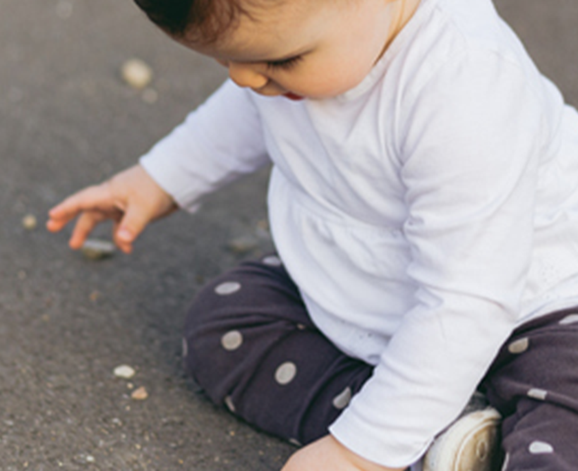 Mi hijo se tropieza mucho al caminar ¿es normal?