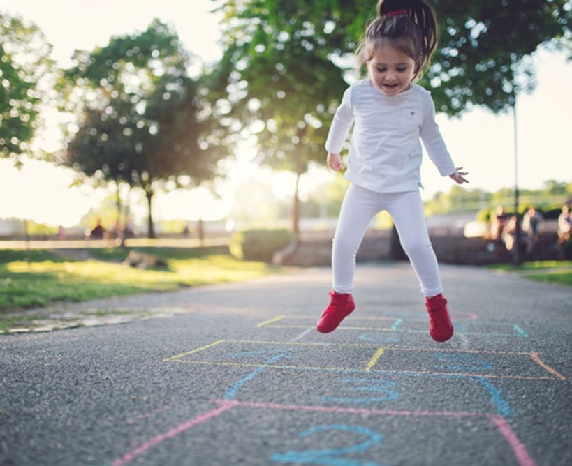 ¿Qué juegos ayudan a estimular la motricidad gruesa?