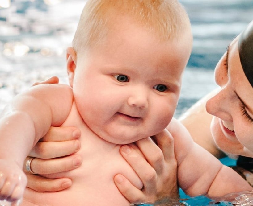 Beneficios de que tu hijo aprenda a nadar desde pequeño