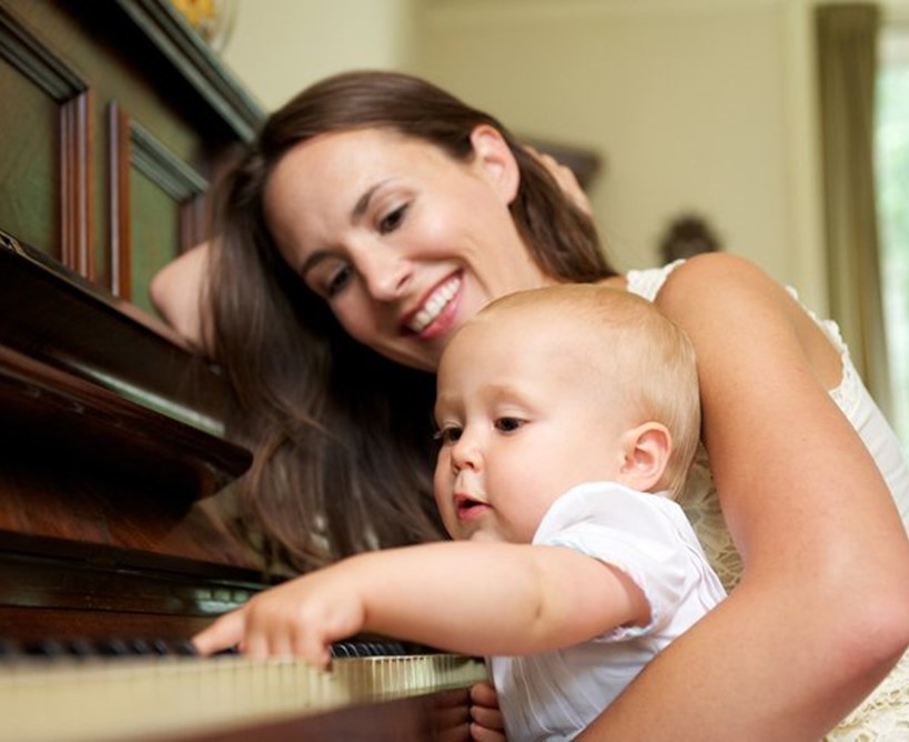 Cantarle a tu bebé promueve su desarrollo